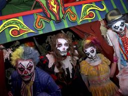 madre e hija son atacadas por payasos madre e hija son atacadas por payasos