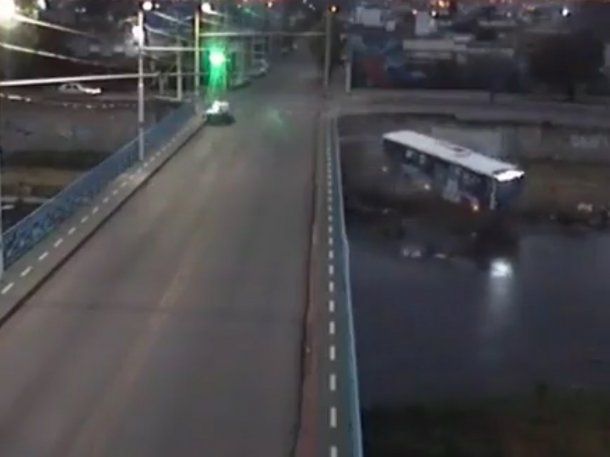 Impactante: colectivo choca contra un auto y cae de un puente en Córdoba