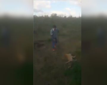 En el video se pueden ver a varias personas mirando o actuando en la escena