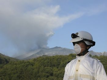 La erupción de un volcán provocó caos