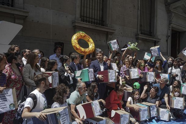 Presentaron en la Legislatura casi 54.000 firmas para impedir la privatización de Costa Salguero