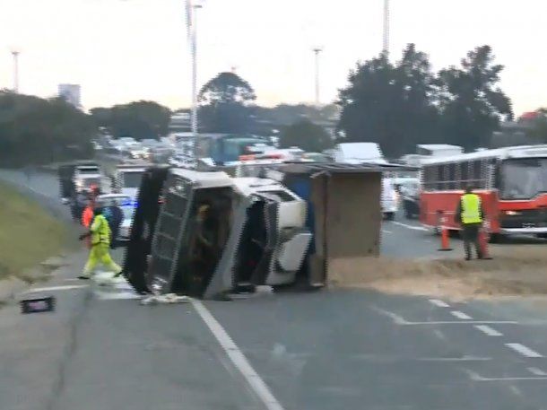 Caos en Panamericana por el vuelco de un camión