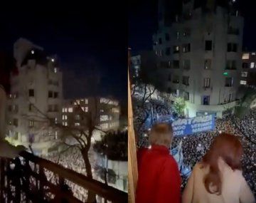 Cristina saludó a la multitud de militantes que hacía vigilia en la puerta de su casa