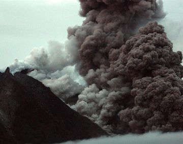 Evacuan a 19.000 personas por un volcán en erupción