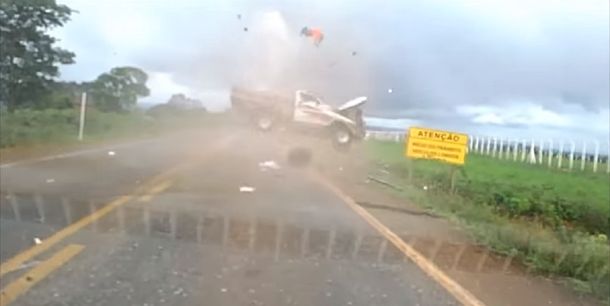 Un hombre salió despedido de su camión tras chocar en una ruta en Brasil