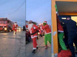 La policía detuvo a El Grinch por robarle la bolsa con regalos a Papá Noel