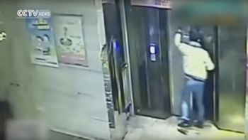 video: estaba borracho, rompio la puerta del ascensor y cayo en el agujero video: estaba borracho, rompio la puerta del ascensor y cayo en el agujero
