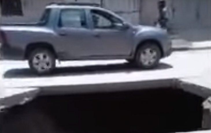 El impresionante cráter que se abrió en una avenida y pudo haber provocado una tragedia