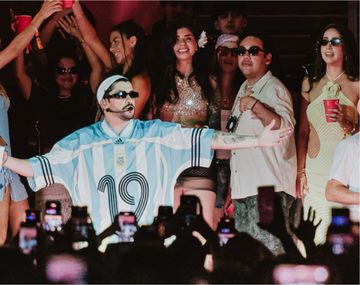 La casaca de Lionel Messi que vistió Bad Bunny no se consigue en Argentina