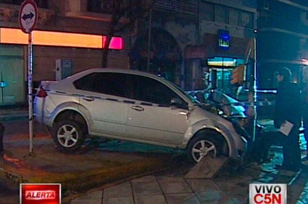 Un auto fuera de control se estrelló contra un semáforo en Palermo