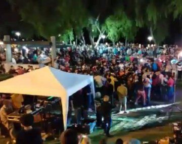 Escándalo: intendente organizó una multitudinaria fiesta sin protocolos