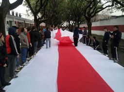 los hinchas de river presentan la bandera mas larga del mundo los hinchas de river presentan la bandera mas larga del mundo