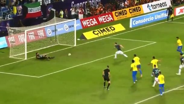 VIDEO: A Messi le atajaron un penal, pero convirtió el gol en el rebote ante Brasil