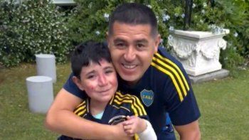 video: riquelme emociono a un pequeno hincha de boca que lucha contra una dura enfermedad video: riquelme emociono a un pequeno hincha de boca que lucha contra una dura enfermedad