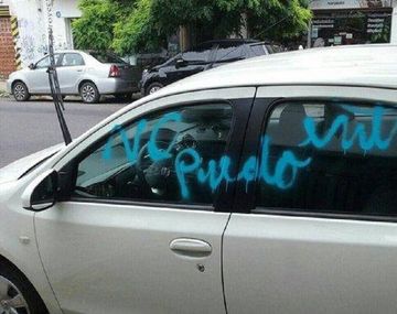 Una mujer se cansó de que le estacionaran en el garage y escribió con aerosol un auto