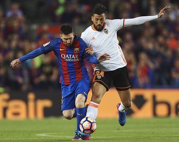 Duelo de argentinos: Messi intenta pasar ante Ezequiel Garay