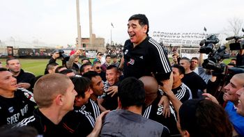 maradona festejo desde venezuela el ascenso de deportivo riestra maradona festejo desde venezuela el ascenso de deportivo riestra