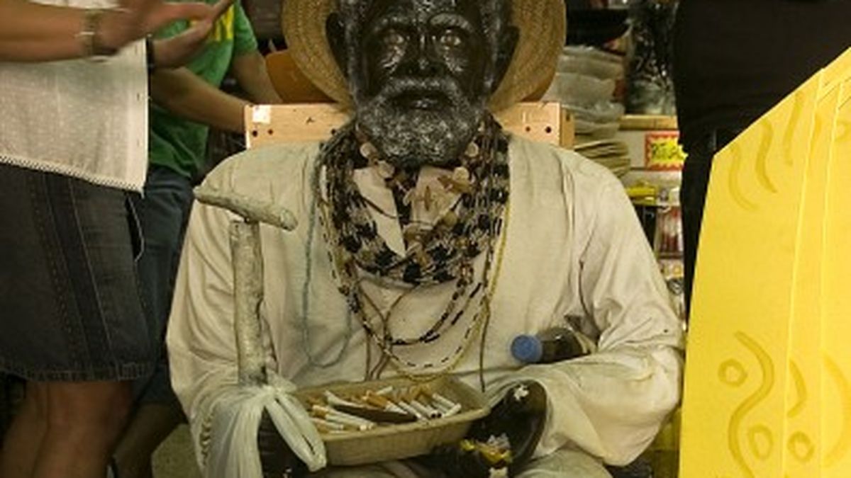 El increíble santo negro de los cigarrillos