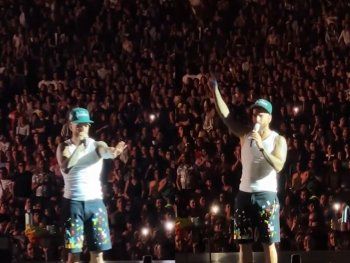 Maluma interrumpió un show para retar a una mamá que fue con su bebé