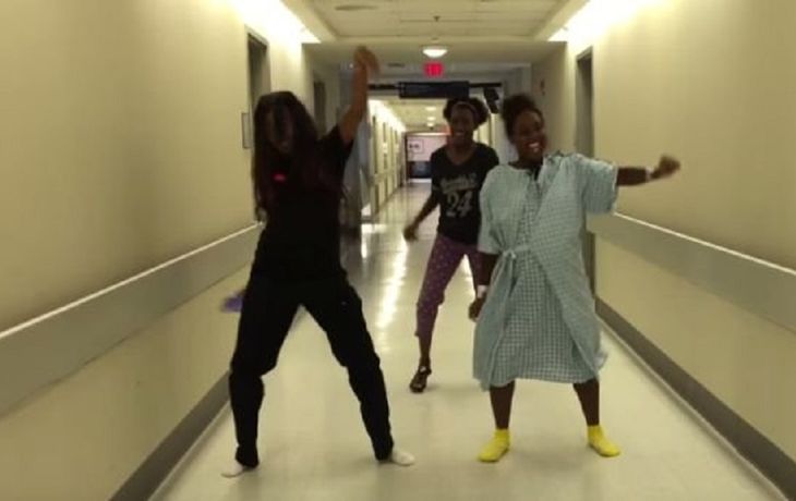 En trabajo de parto, se puso a bailar con amigas
