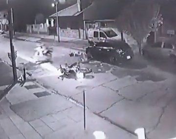Video: intentó escapar de dos motochorros y chocó contra un auto en Morón