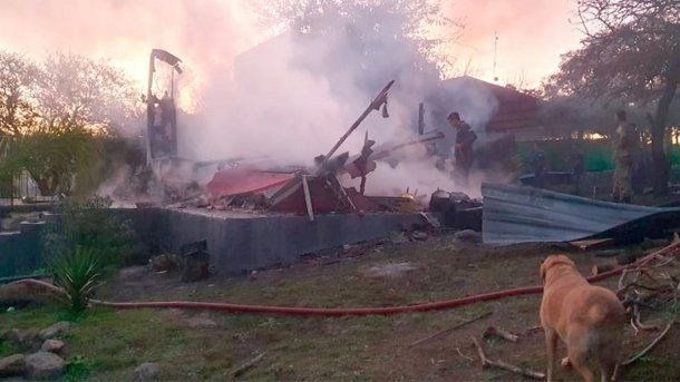 La casa quedó destruida luego del feroz incendio. Foto: Gentileza El Doce La casa quedó destruida luego del feroz incendio. Foto: Gentileza El Doce