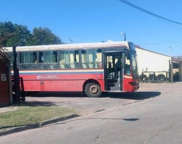 Un colectivero se desvió por un corte y un pasajero le abrió la cabeza de un piedrazo
