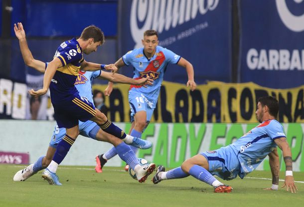 Arsenal rescató un empate sobre el final ante un Boca muletto en La Bombonera