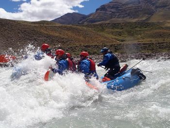 Tragedia en El Chaltén: turistas indios murieron al volcarse la balsa con que hacían rafting