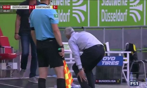 Bundesliga: el técnico del Borussia Dortmund se lesionó en el festejo de un gol