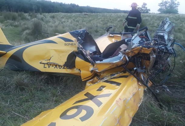 Un muerto y una persona internada al caerse una avioneta