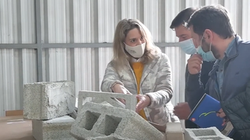 Arenas de Vidrio nació en 2018 con la intención de encontrar una solución para los diversos recipientes de vidrio que son desechados todos los día en Uruguay. Arenas de Vidrio nació en 2018 con la intención de encontrar una solución para los diversos recipientes de vidrio que son desechados todos los día en Uruguay.