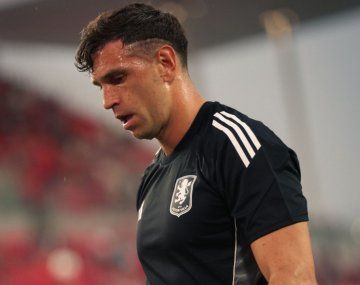 Incertidumbre por el futuro de Dibu Martínez: volvió a atajar en Aston Villa