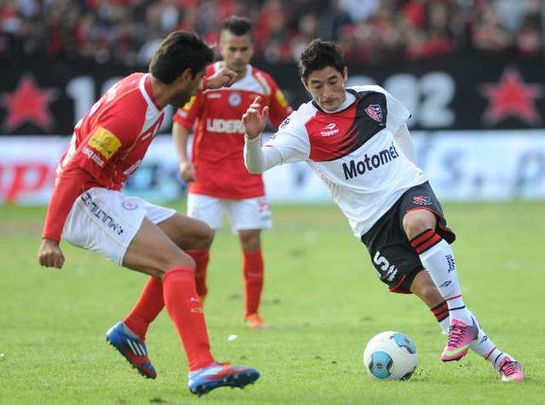 Argentinos superó a Newells y sigue en Primera División