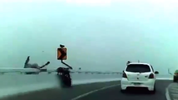 Perdió el control de la moto, cayó de una autopista y murió Perdió el control de la moto, cayó de una autopista y murió