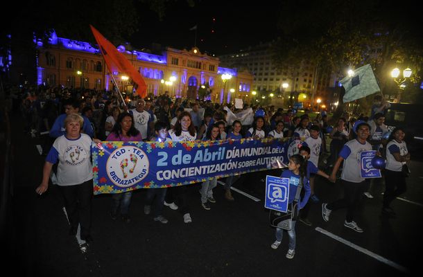 La Plaza de Mayo se tiñó de azul para concientizar sobre el autismo