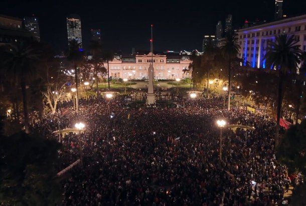 Fanáticos de Indio Solari colmaron Plaza de Mayo tras su muerte.