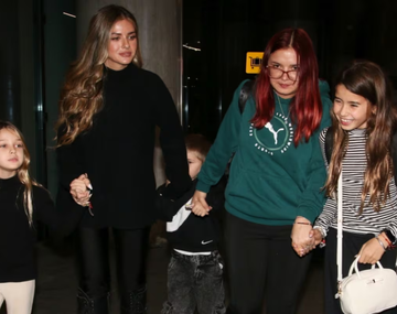 Así partió la China Suárez a Turquía con sus hijos