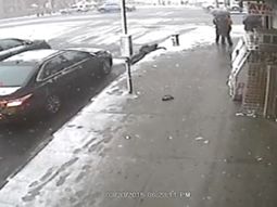 taxista empuja a un hombre y lo hace volar taxista empuja a un hombre y lo hace volar