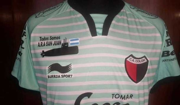 Colón salió a la cancha con una camiseta en honor al submarino ARA San Juan