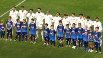 El Himno Nacional Argentino en la previa al amistoso contra Islandia. El Himno Nacional Argentino en la previa al amistoso contra Islandia.