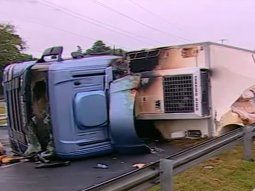 Caos de tránsito en la Panamericana por el vuelco de un camión