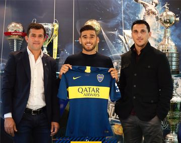 Toto Salvio posa con la camiseta de Boca rodeado de trofeos