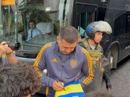 Boca llegó a Perú para la Fase 2 de la Libertadores: Riquelme firmó autógrafos