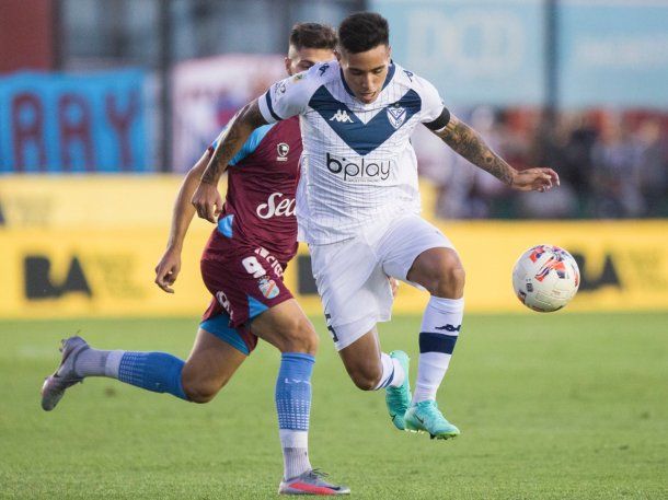 Con el debut de Méndez como DT, Vélez venció 1-0 a Arsenal y toma aire