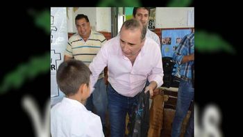 Intendente reparte mochilas a niños con dibujos de marihuana Intendente reparte mochilas a niños con dibujos de marihuana