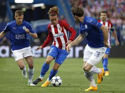 El francés Griezmann, ante dos defensores del Leicester