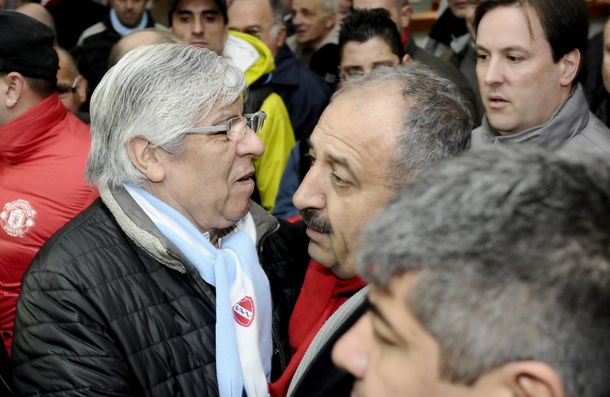 Mientras espera por Yepes la dirigencia del Rojo apunta contra De Felippe