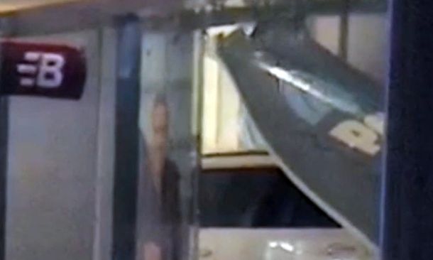 VIDEO Fue a sacar plata del cajero y se llevó puesto al banco