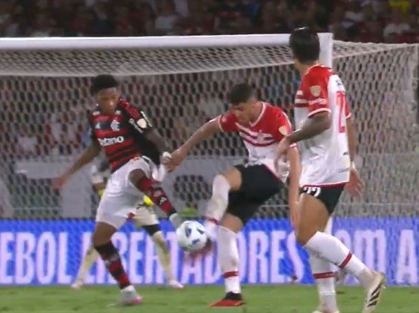 La polémica jugada que reclamó todo Flamengo: ¿era roja al futbolista de Estudiantes y penal?
